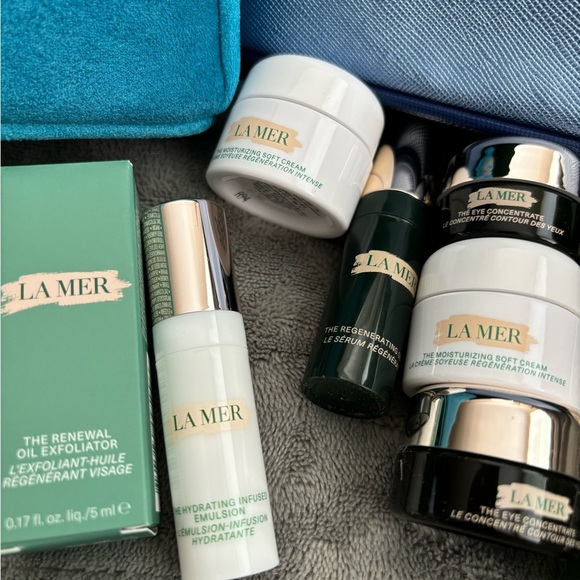 La Mer Skincare Set with Blue and Teal Pouches - Picture 5 of 11